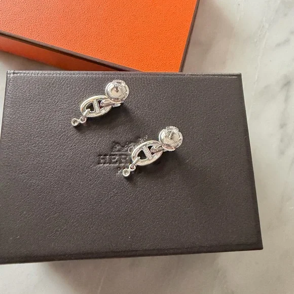 NEW! RARE✨HERMÈS 18K White Gold Chaine d'Ancre Enchainee Diamond Small Earrings - Picture 5 of 9